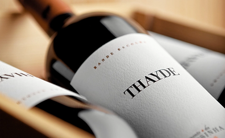 Quali informazioni devono essere incluse su un'etichetta per vino personalizzata?